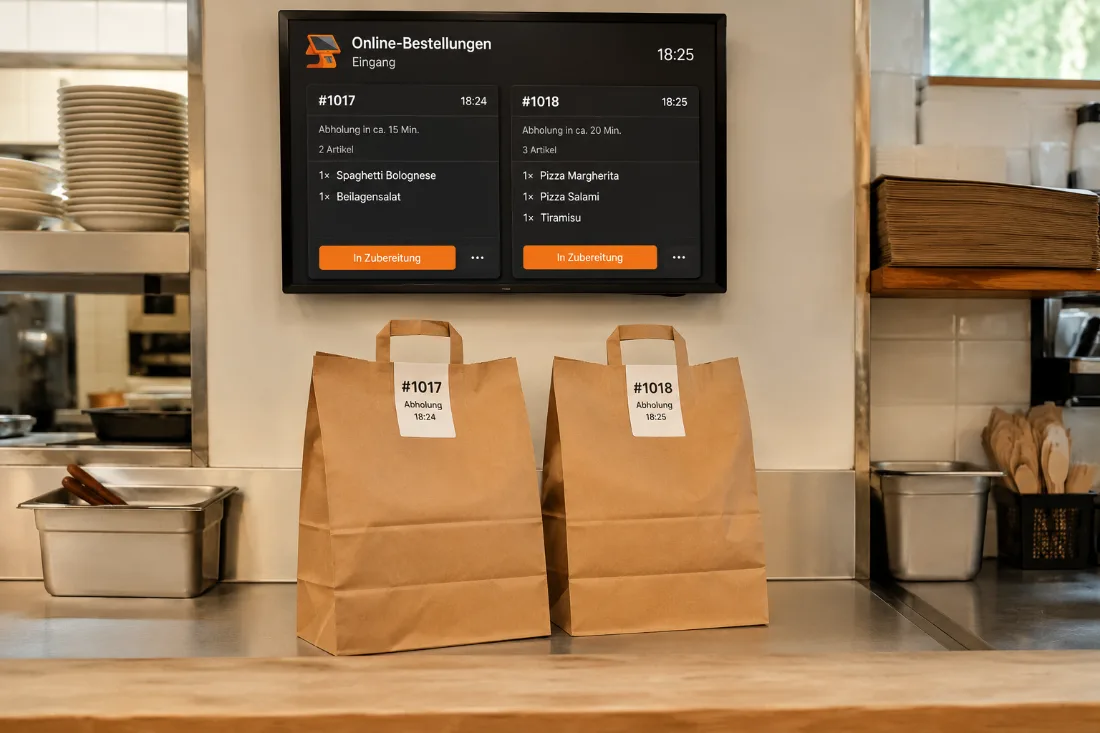 Zwei fertig gepackte Abholtüten am Tresen, dahinter der Bildschirm mit den Online-Bestellungen
