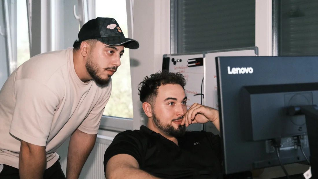Zwei aus dem Team von VeratekGastro arbeiten gemeinsam am Bildschirm