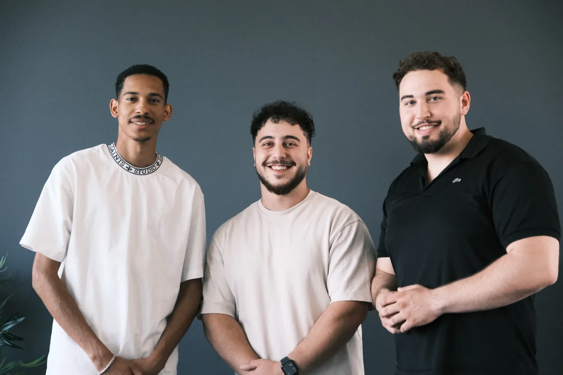 Anthony, Mejd und Niklas von VeratekGastro nebeneinander vor einer grauen Wand